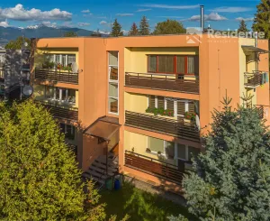 Výnimočný, veľký a slnečný 3-izbový byt s pieckou a dvoma balkónmi – Demänová