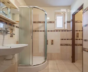 Bývanie aj podnikanie na jednej adrese: 5i rodinný dom + 1i byt + priestor na salón, ateliér, ordináciu...