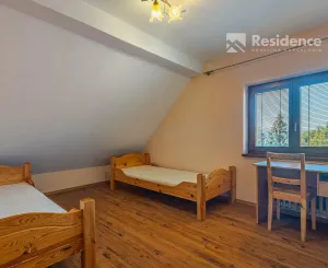Bývanie aj podnikanie na jednej adrese: 5i rodinný dom + 1i byt + priestor na salón, ateliér, ordináciu...