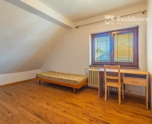 Bývanie aj podnikanie na jednej adrese: 5i rodinný dom + 1i byt + priestor na salón, ateliér, ordináciu...