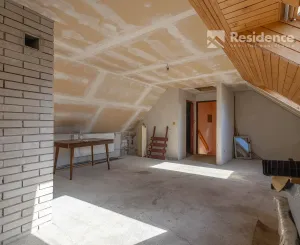 Bývanie aj podnikanie na jednej adrese: 5i rodinný dom + 1i byt + priestor na salón, ateliér, ordináciu...