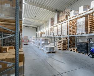 MODERNÝ SKLADOVÝ AREÁL S SHOWROOMOM A ADMINISTRATÍVOU | 743 m² | POZEMOK 2 679 m²