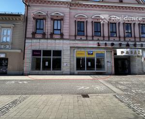 OBCHODNÉ PRIESTORY NA PRENÁJOM | 300 m² | PEŠIA ZÓNA LIPTOVSKÝ MIKULÁŠ