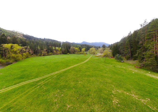 Rekreačný pozemok v lese, Hybe