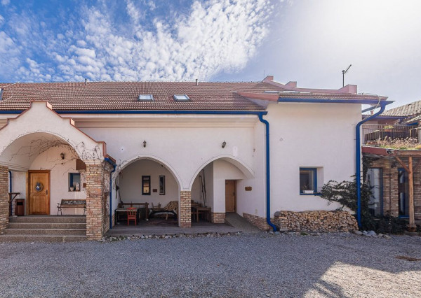 Zabehnutý penzión s reštauráciou, wellnessom a bytom pre majiteľa!