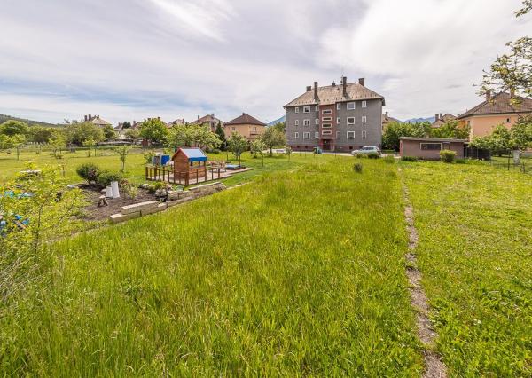 REZERVOVANÉ. Dizajnový 3-izbový byt v centre s garážou a záhradou