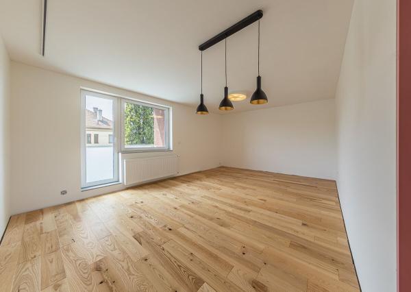 REZERVOVANÉ. Dizajnový 3-izbový byt v centre s garážou a záhradou