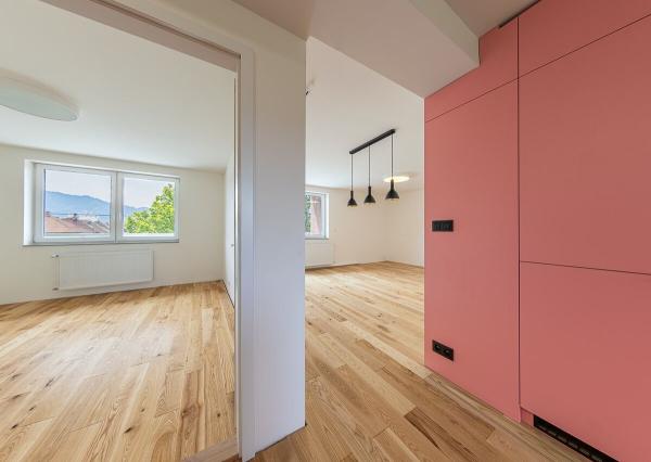 REZERVOVANÉ. Dizajnový 3-izbový byt v centre s garážou a záhradou