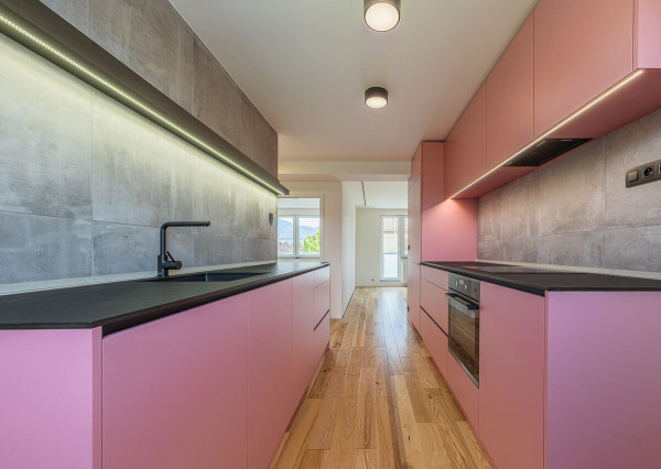 REZERVOVANÉ. Dizajnový 3-izbový byt v centre s garážou a záhradou