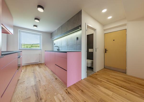 REZERVOVANÉ. Dizajnový 3-izbový byt v centre s garážou a záhradou