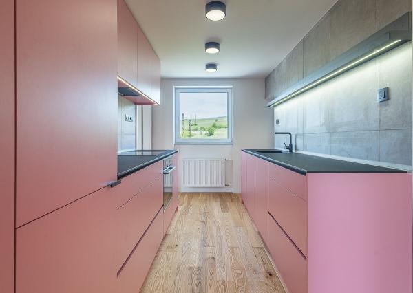 REZERVOVANÉ. Dizajnový 3-izbový byt v centre s garážou a záhradou