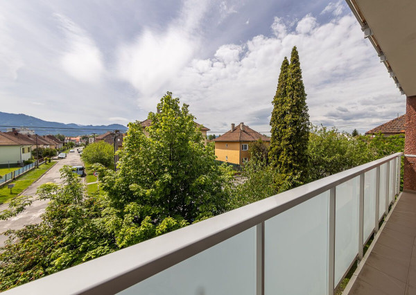 REZERVOVANÉ. Dizajnový 3-izbový byt v centre s garážou a záhradou