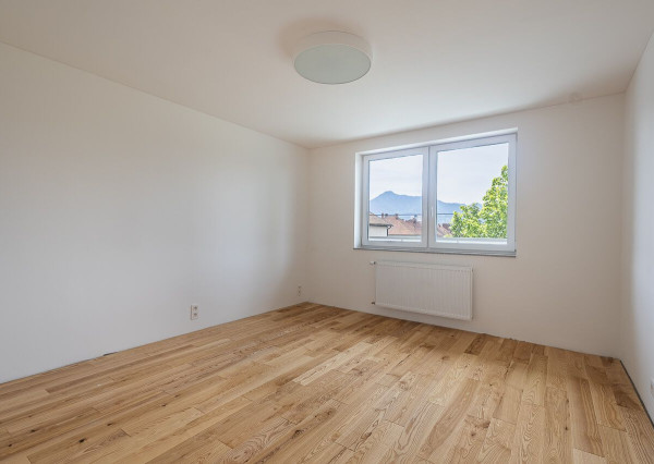 REZERVOVANÉ. Dizajnový 3-izbový byt v centre s garážou a záhradou