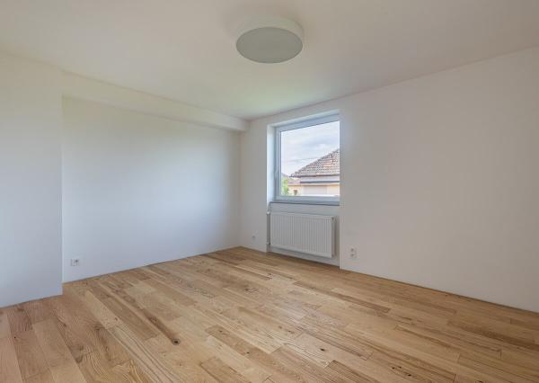 REZERVOVANÉ. Dizajnový 3-izbový byt v centre s garážou a záhradou