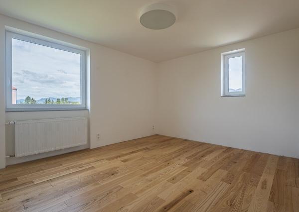 REZERVOVANÉ. Dizajnový 3-izbový byt v centre s garážou a záhradou