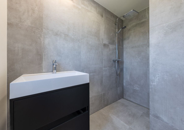 REZERVOVANÉ. Dizajnový 3-izbový byt v centre s garážou a záhradou