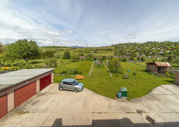 REZERVOVANÉ. Dizajnový 3-izbový byt v centre s garážou a záhradou