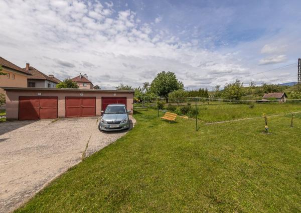 REZERVOVANÉ. Dizajnový 3-izbový byt v centre s garážou a záhradou