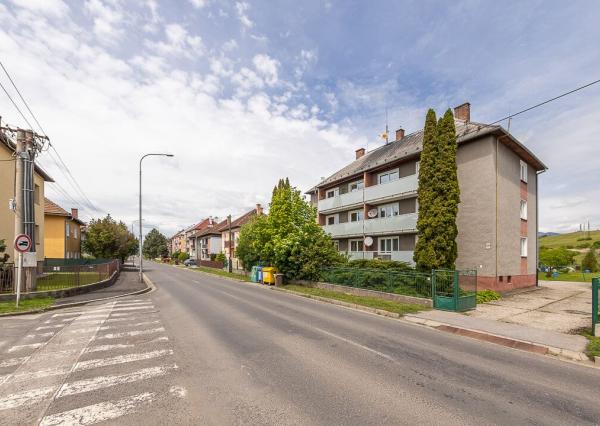 REZERVOVANÉ. Dizajnový 3-izbový byt v centre s garážou a záhradou