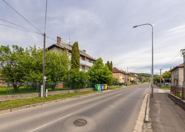 REZERVOVANÉ. Dizajnový 3-izbový byt v centre s garážou a záhradou