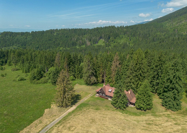 Chata zasadená do liptovskej prírody