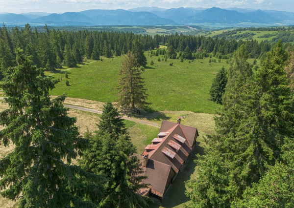 Chata zasadená do liptovskej prírody