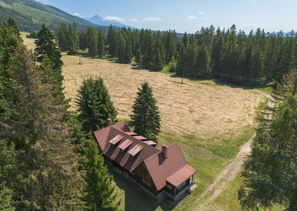 Chata zasadená do liptovskej prírody