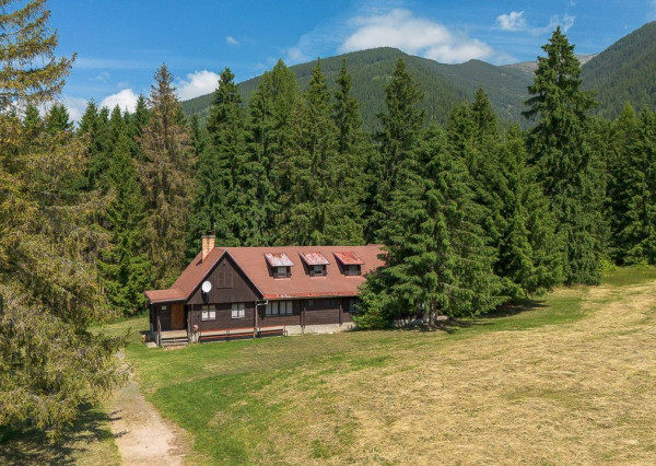 Chata zasadená do liptovskej prírody