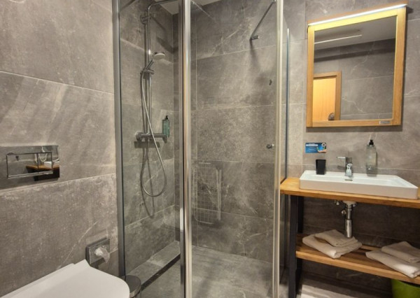 Štýlový 1-izbový apartmán v rezorte Maladinovo – bývajte ako na dovolenke po celý rok!