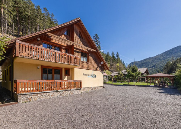 Zabehnutý penzión neďaleko Jasnej s veľkým pozemkom