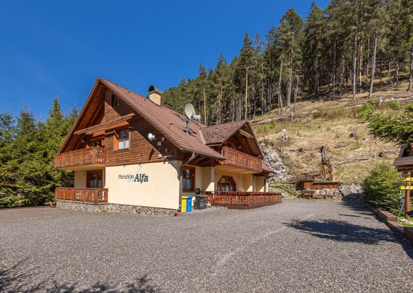 Zabehnutý penzión neďaleko Jasnej s veľkým pozemkom