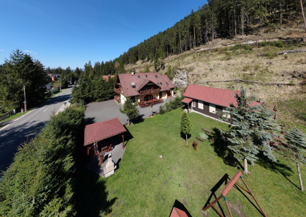 Zabehnutý penzión neďaleko Jasnej s veľkým pozemkom