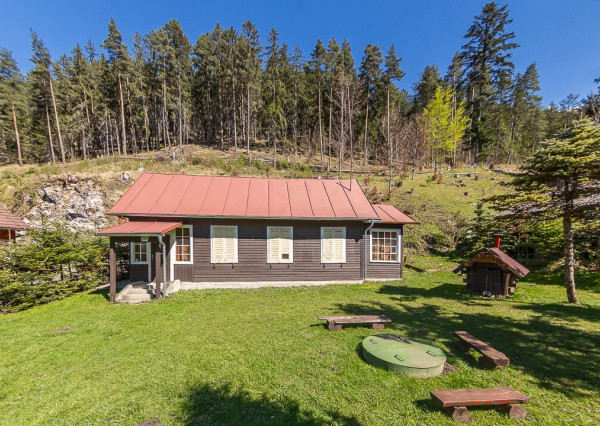 Zabehnutý penzión neďaleko Jasnej s veľkým pozemkom