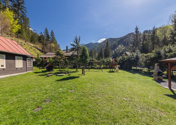 Zabehnutý penzión neďaleko Jasnej s veľkým pozemkom