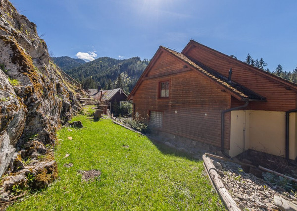 Zabehnutý penzión neďaleko Jasnej s veľkým pozemkom