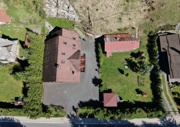 Zabehnutý penzión neďaleko Jasnej s veľkým pozemkom