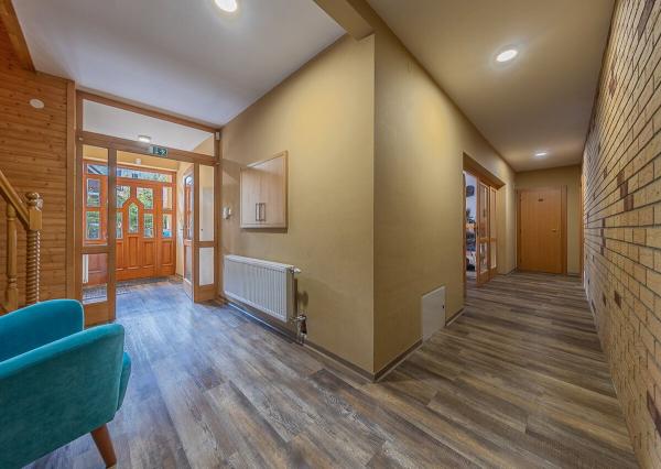 Zabehnutý penzión neďaleko Jasnej s veľkým pozemkom