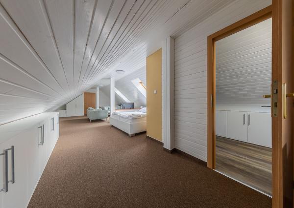 Zabehnutý penzión neďaleko Jasnej s veľkým pozemkom