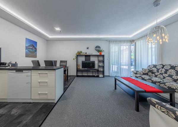 Priestranný apartmán s terasou na predaj – len 100 m od aquaparku Bešeňová!