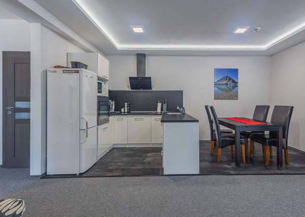 Priestranný apartmán s terasou na predaj – len 100 m od aquaparku Bešeňová!