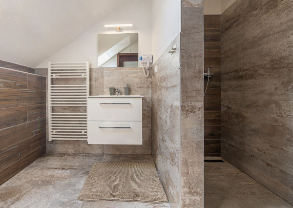 Na predaj jednospáľňové apartmány v Bešeňovej – len 100 m od aquaparku!