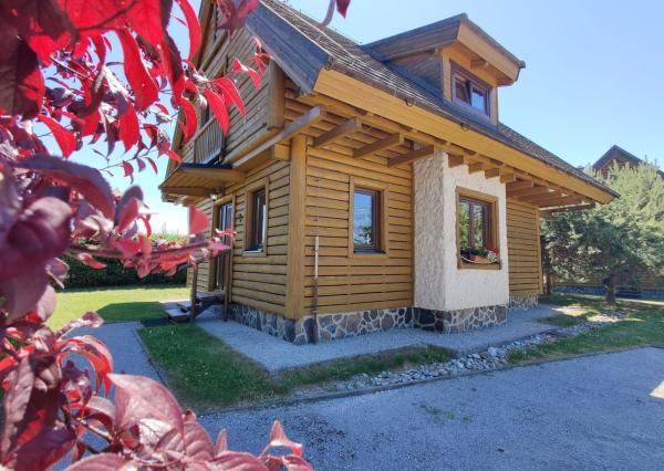 Na predaj štýlové drevenice na brehu Liptovskej Mary