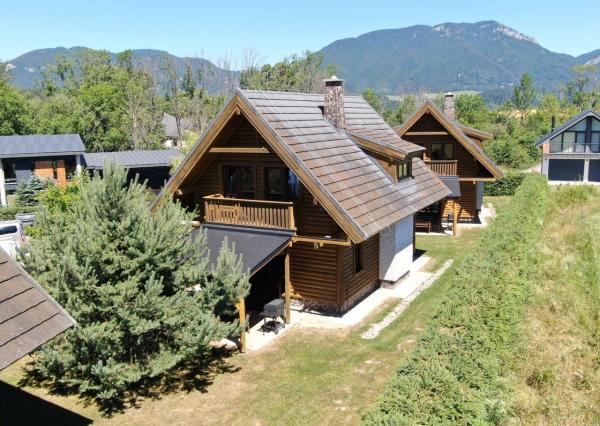 Na predaj štýlové drevenice na brehu Liptovskej Mary