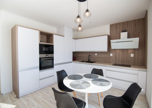 Dvojizbový byt s terasou v areáli Victory Port na prenájom