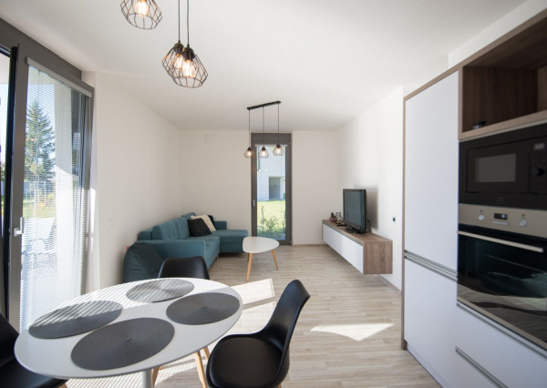 Dvojizbový byt s terasou v areáli Victory Port na prenájom