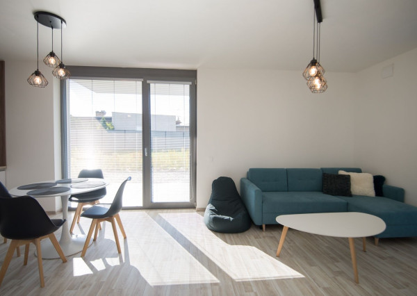 Dvojizbový byt s terasou v areáli Victory Port na prenájom