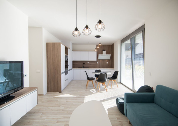 Dvojizbový byt s terasou v areáli Victory Port na prenájom