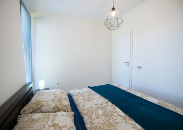 Dvojizbový byt s terasou v areáli Victory Port na prenájom