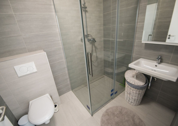 Dvojizbový byt s terasou v areáli Victory Port na prenájom