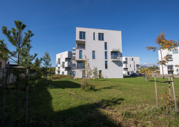 Dvojizbový byt s terasou v areáli Victory Port na prenájom